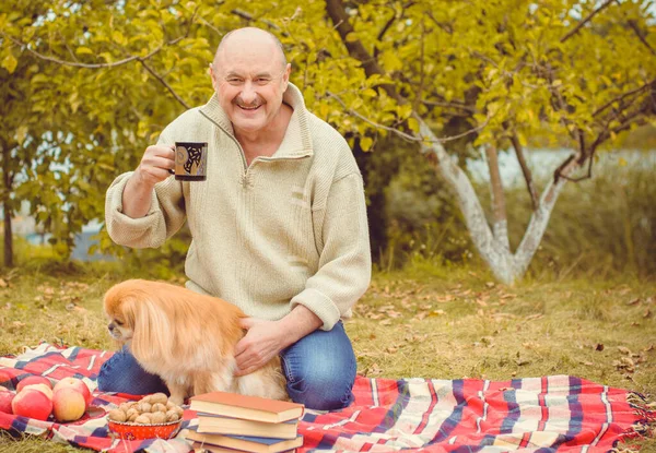 Hombre Mayor Retirado Amante Los Perros Con Mascota Pekinesa Roja — Foto de Stock