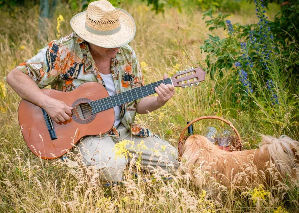 Ein Älterer Herr Ruhestand Hundefreund Mit Seinem Roten Pekinese Haustier — Stockfoto