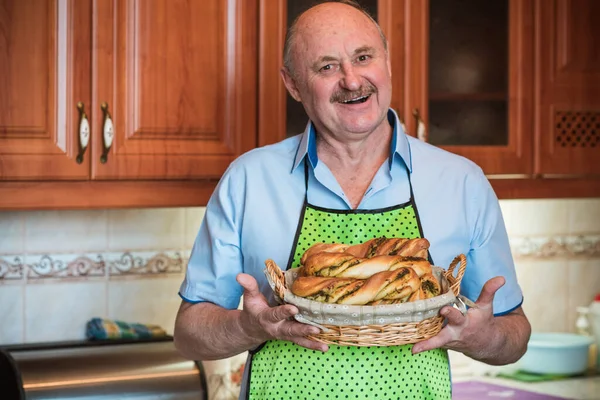 Feliz Hombre Mayor Sonriente Una Cocina Con Cesta Pan Pasatiempo — Foto de Stock