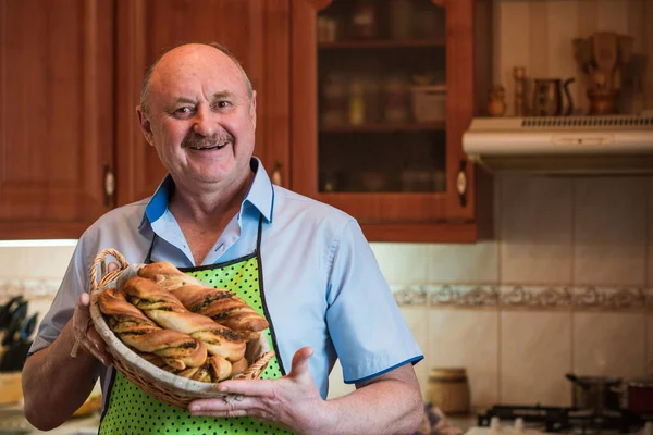 Feliz Hombre Mayor Sonriente Una Cocina Con Cesta Pan Pasatiempo — Foto de Stock