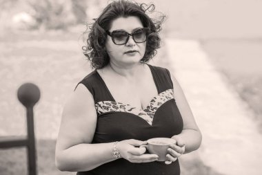 Çekici ve olgun bir kadının portresi. Güneşli bir sonbahar gününde gündelik tarzda yürüyüp bir şeyler düşünüyor. 40-50 yıl sonra kadın hayatı