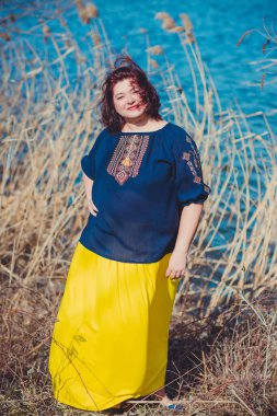 Çekici ve olgun bir kadının portresi. Güneşli bir sonbahar gününde gündelik tarzda yürüyüp bir şeyler düşünüyor. 40-50 yıl sonra kadın hayatı