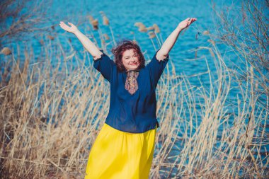 Çekici ve olgun bir kadının portresi. Güneşli bir sonbahar gününde gündelik tarzda yürüyüp bir şeyler düşünüyor. 40-50 yıl sonra kadın hayatı