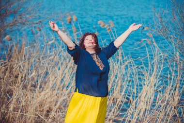 Çekici ve olgun bir kadının portresi. Güneşli bir sonbahar gününde gündelik tarzda yürüyüp bir şeyler düşünüyor. 40-50 yıl sonra kadın hayatı