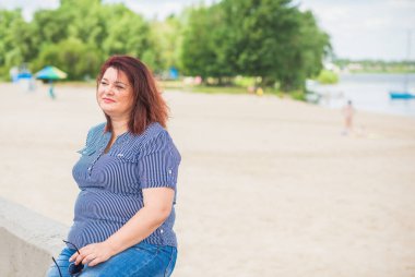 Çekici ve olgun bir kadının portresi. Güneşli bir sonbahar gününde gündelik tarzda yürüyüp bir şeyler düşünüyor. 40-50 yıl sonra kadın hayatı