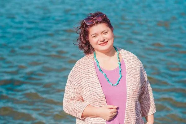 Çekici ve olgun bir kadının portresi. Güneşli bir sonbahar gününde gündelik tarzda yürüyüp bir şeyler düşünüyor. 40-50 yıl sonra kadın hayatı