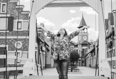 Çekici ve olgun bir kadının portresi. Güneşli bir sonbahar gününde şehre doğru yürüyüp bir şeyler düşünüyor. 40-50 yıl sonra kadın hayatı