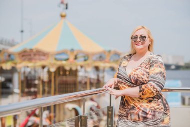 Restoranda genç, zarif, iri yarı bir kadın. Bayan randevuyu romantik bir havada bekler. Kalın vintage tonlarda portre