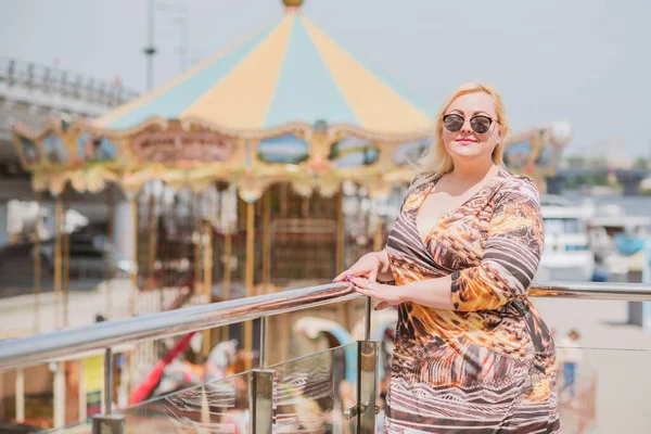 Restoranda genç, zarif, iri yarı bir kadın. Bayan randevuyu romantik bir havada bekler. Kalın vintage tonlarda portre