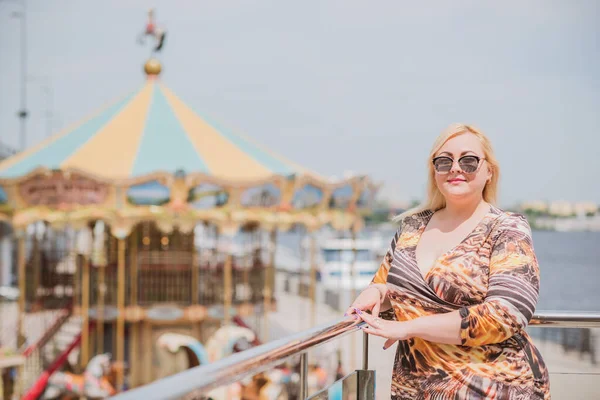 Restoranda genç, zarif, iri yarı bir kadın. Bayan randevuyu romantik bir havada bekler. Kalın vintage tonlarda portre