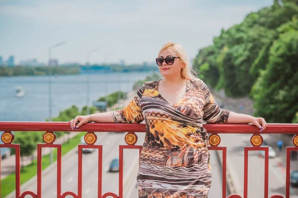 Kvinna Size Amerikanska Eller Europeiska Utseende Promenader Staden Njuter Livet — Stockfoto