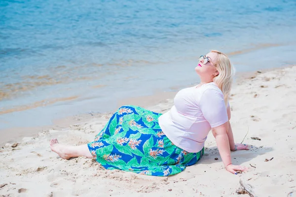 Modelo Talla Grande Playa Mujer Con Sobrepeso Disfrutando Vida Hermosa —  Fotos de Stock