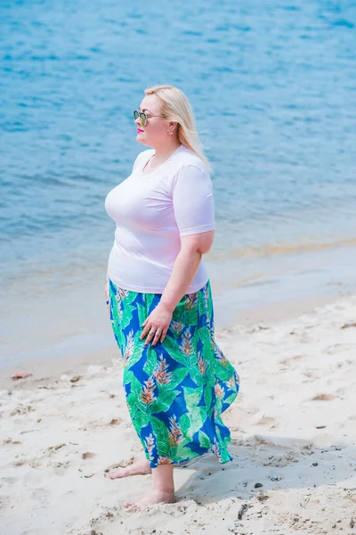 Size Model Beach Overweight Woman Enjoying Life Beautiful Xxl Lady — Stock Photo, Image