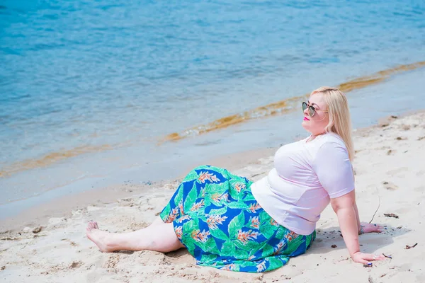 Size Model Beach Overweight Woman Enjoying Life Beautiful Xxl Lady — Stock Photo, Image