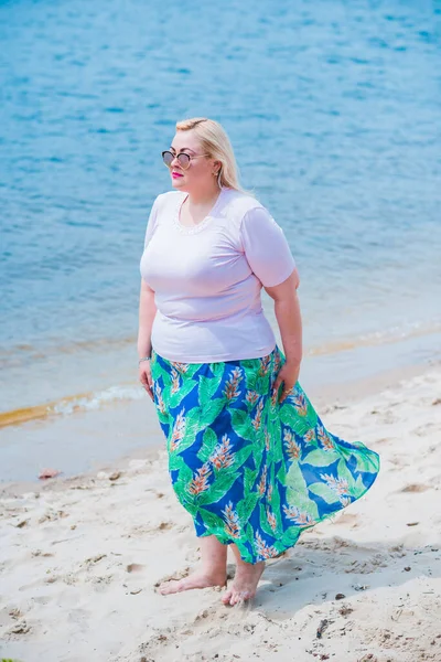 Size Model Beach Overweight Woman Enjoying Life Beautiful Xxl Lady — Stock Photo, Image