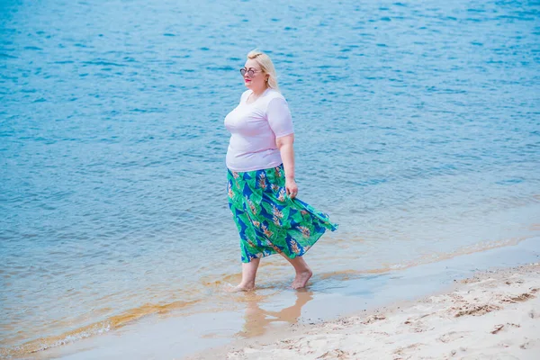 Плюс Модель Розміру Пляжі Жінка Надмірною Вагою Насолоджується Життям Прекрасна — стокове фото