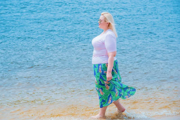 Modelo Talla Grande Playa Mujer Con Sobrepeso Disfrutando Vida Hermosa — Foto de Stock