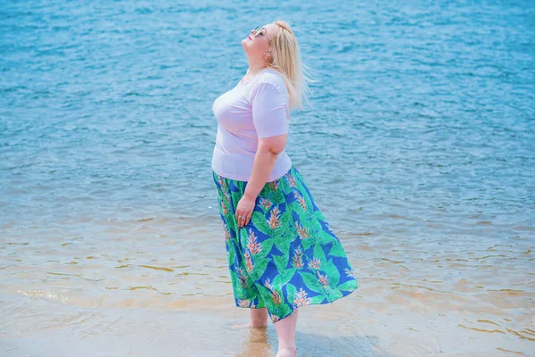 Modelo Talla Grande Playa Mujer Con Sobrepeso Disfrutando Vida Hermosa — Foto de Stock
