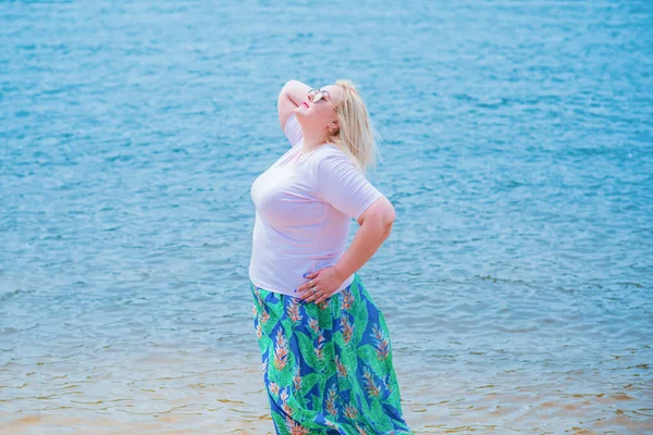 Плюс Модель Розміру Пляжі Жінка Надмірною Вагою Насолоджується Життям Прекрасна — стокове фото