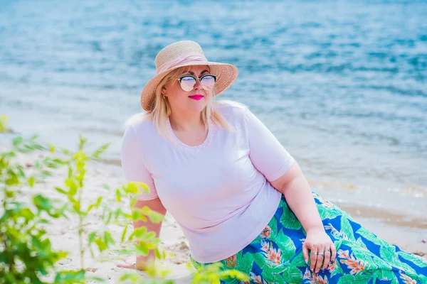 Size Modell Strand Übergewichtige Frauen Genießen Das Leben Schöne Xxl — Stockfoto