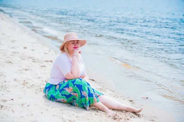 Size Modell Strand Übergewichtige Frauen Genießen Das Leben Schöne Xxl — Stockfoto