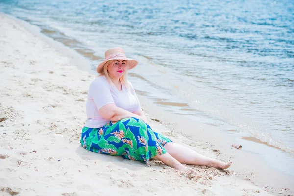 Size Modell Strand Übergewichtige Frauen Genießen Das Leben Schöne Xxl — Stockfoto