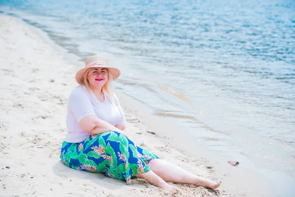 Size Modell Strand Übergewichtige Frauen Genießen Das Leben Schöne Xxl — Stockfoto