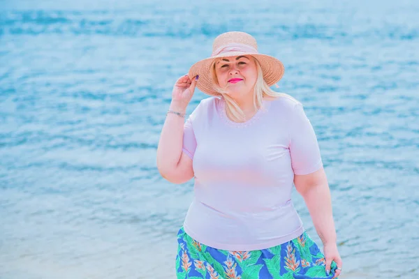 Model Wielkości Plaży Kobieta Nadwagą Ciesząca Się Życiem Piękna Xxl — Zdjęcie stockowe