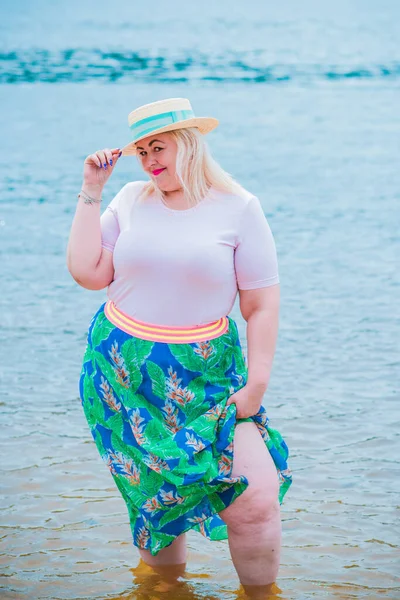 Modelo Talla Grande Playa Mujer Con Sobrepeso Disfrutando Vida Hermosa —  Fotos de Stock