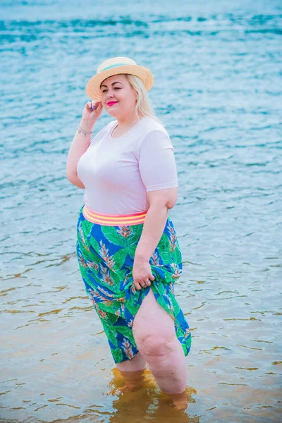 Size Modell Strand Übergewichtige Frauen Genießen Das Leben Schöne Xxl — Stockfoto