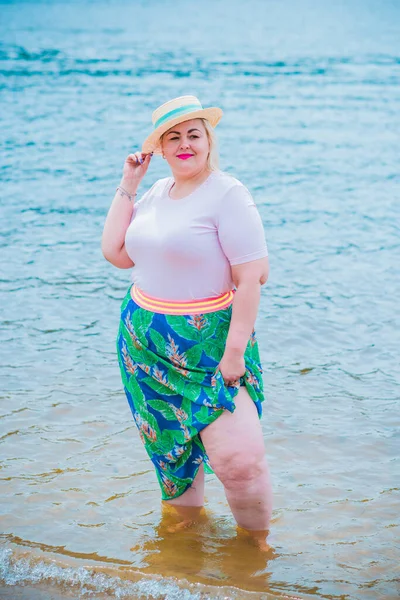 Size Modell Strand Übergewichtige Frauen Genießen Das Leben Schöne Xxl — Stockfoto