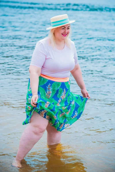 ビーチでのプラスサイズモデル 人生を楽しむ太りすぎの女性 美しいXxl女性の砂の残りの部分で自然の近くの川 女性の生活の概念 — ストック写真