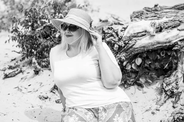 ビーチでのプラスサイズモデル 人生を楽しむ太りすぎの女性 美しいXxl女性の砂の残りの部分で自然の近くの川 女性の生活の概念 — ストック写真