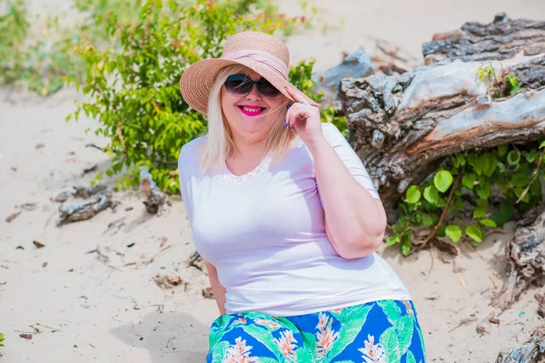 Плюс Модель Размера Пляже Толстая Женщина Наслаждается Жизнью Beautiful Xxl — стоковое фото