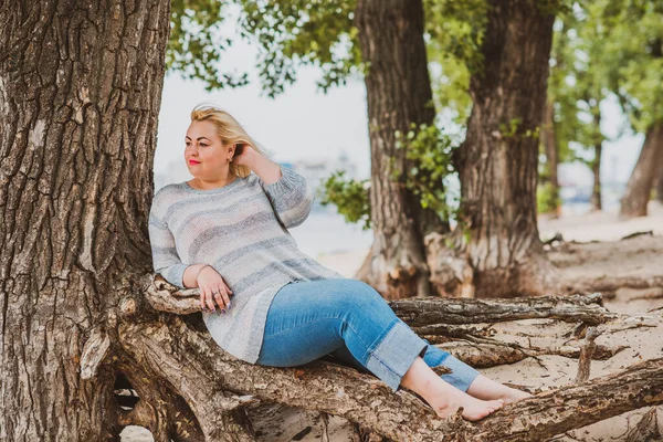 Size Modell Strand Übergewichtige Frauen Genießen Das Leben Schöne Xxl — Stockfoto