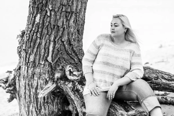 Size Model Het Strand Overgewicht Vrouw Geniet Van Het Leven — Stockfoto