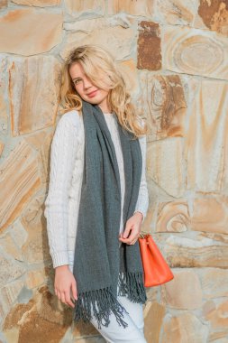 Sonbahar altın zamanı, parkta şık bir kadının portresi.