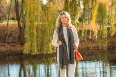 Sonbahar altın zamanı, parkta şık bir kadının portresi.