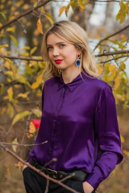 Sonbahar altın zamanı, parkta şık bir kadının portresi.