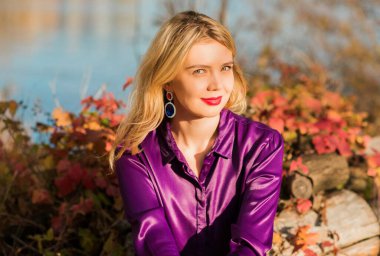 Sonbahar altın zamanı, parkta şık bir kadının portresi.