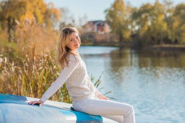 Tempo Oro Autunno Ritratto Donna Alla Moda Parco All Aperto — Foto Stock