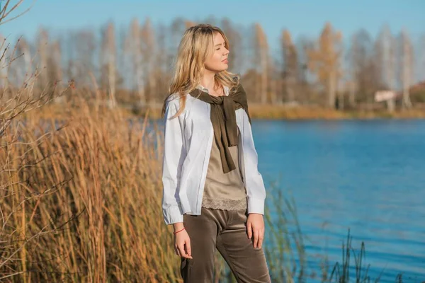 Automne Doré Portrait Femme Mode Dans Parc Extérieur — Photo