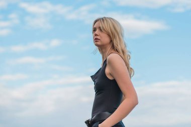 Gölde dinlenen bir kadın, oldukça güzel bir manzara. Rahat gömlekli kız, rahatlama zamanı.