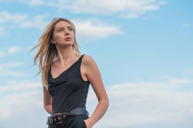 Gölde dinlenen bir kadın, oldukça güzel bir manzara. Rahat gömlekli kız, rahatlama zamanı.