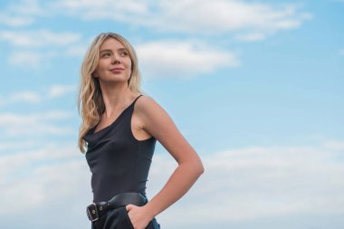 Gölde dinlenen bir kadın, oldukça güzel bir manzara. Rahat gömlekli kız, rahatlama zamanı.