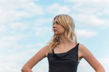 Gölde dinlenen bir kadın, oldukça güzel bir manzara. Rahat gömlekli kız, rahatlama zamanı.