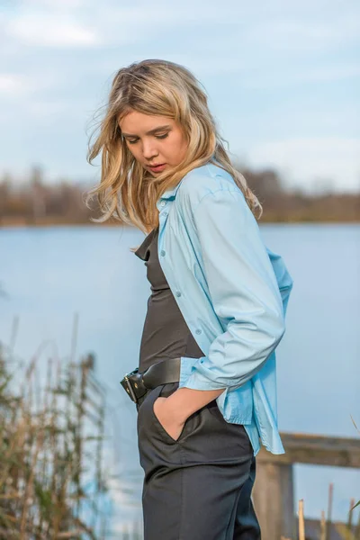 Vrouw Rust Bij Het Meer Vrij Mooi Uitzicht Meisje Casual — Stockfoto