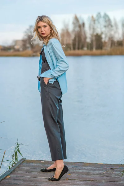 Descanso Mujer Lago Bonita Vista Chica Camisa Casual Tiempo Para —  Fotos de Stock