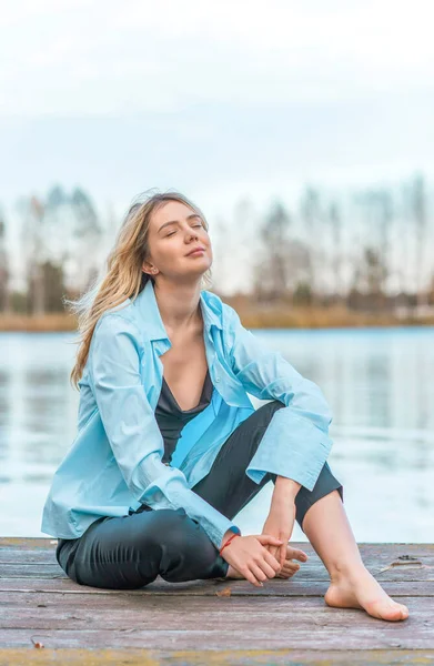 Női Pihenés Tónál Szép Kilátás Lány Alkalmi Ingben Ideje Lazítani — Stock Fotó