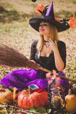 Ormandaki Cadılar Bayramı Cadısı. Modern cadılar gibi giyinmiş güzel bir kadın. Cadılar Bayramı zamanı. Cadılar Bayramı Konsepti TemasıName